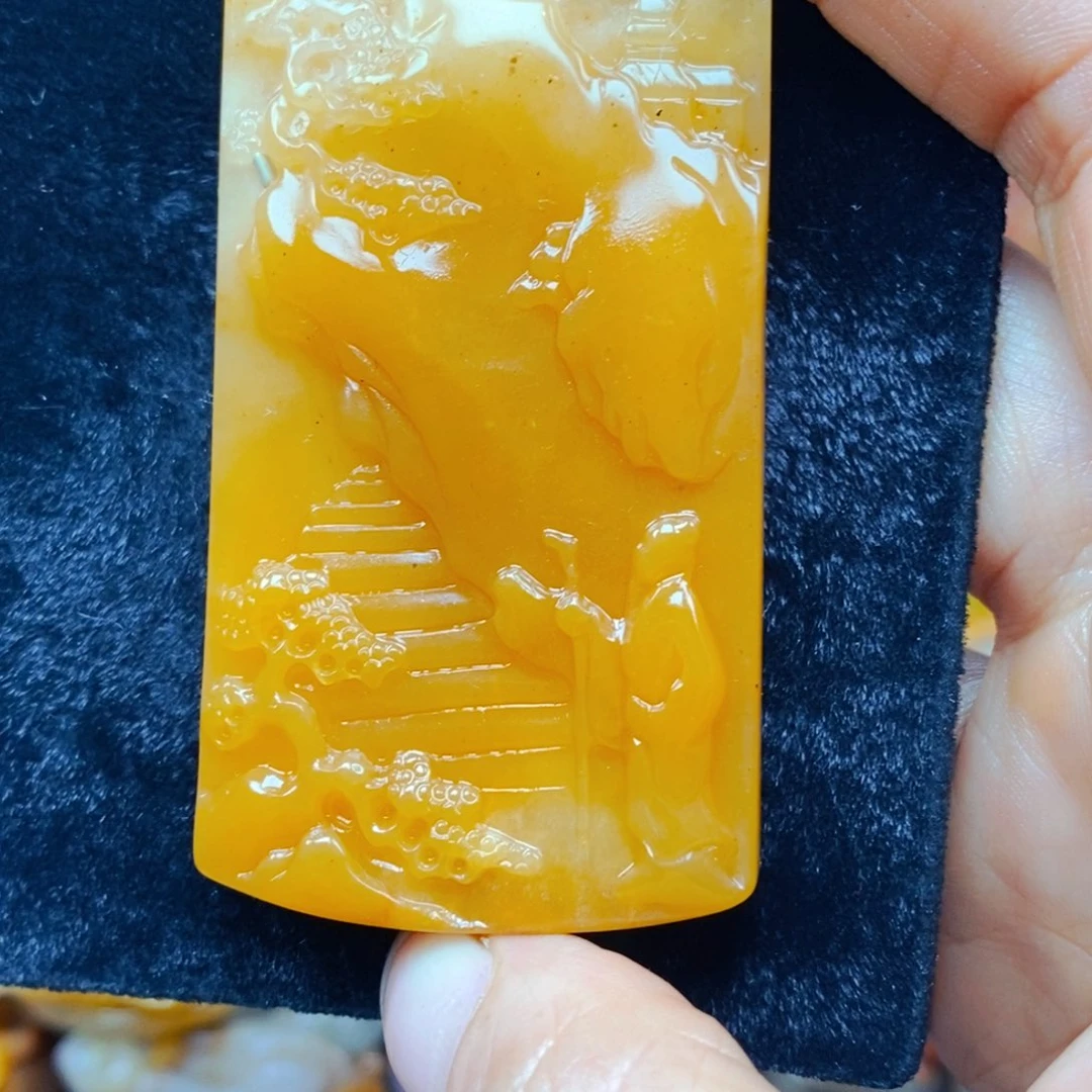 未镶嵌石英质玉（黄龙玉）颈饰