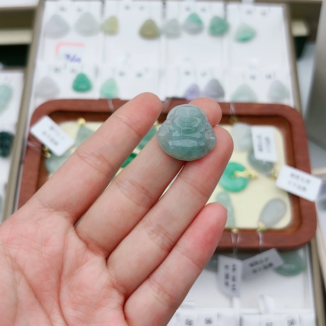 翡翠颈饰未镶嵌佛公