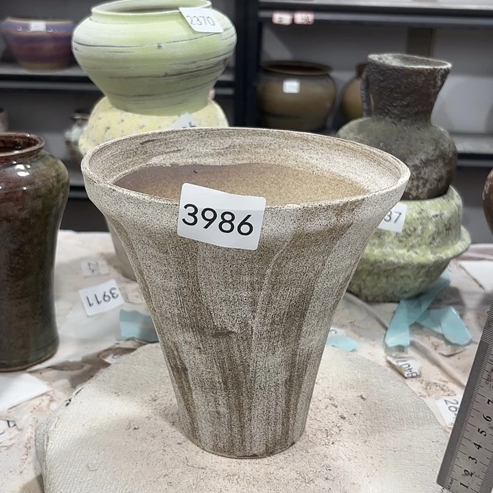 摆件高18，口18，瑕疵处理3986，有孔