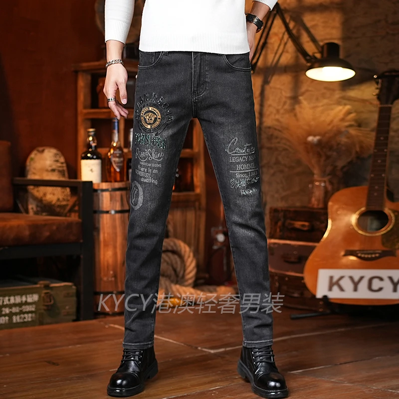 香港时尚轻奢爆款烫钻刺绣牛仔裤男士2025潮流百搭修身小直筒裤子