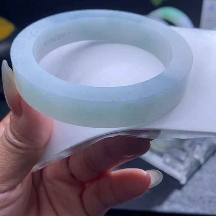 定制翡翠未镶嵌翡翠手镯