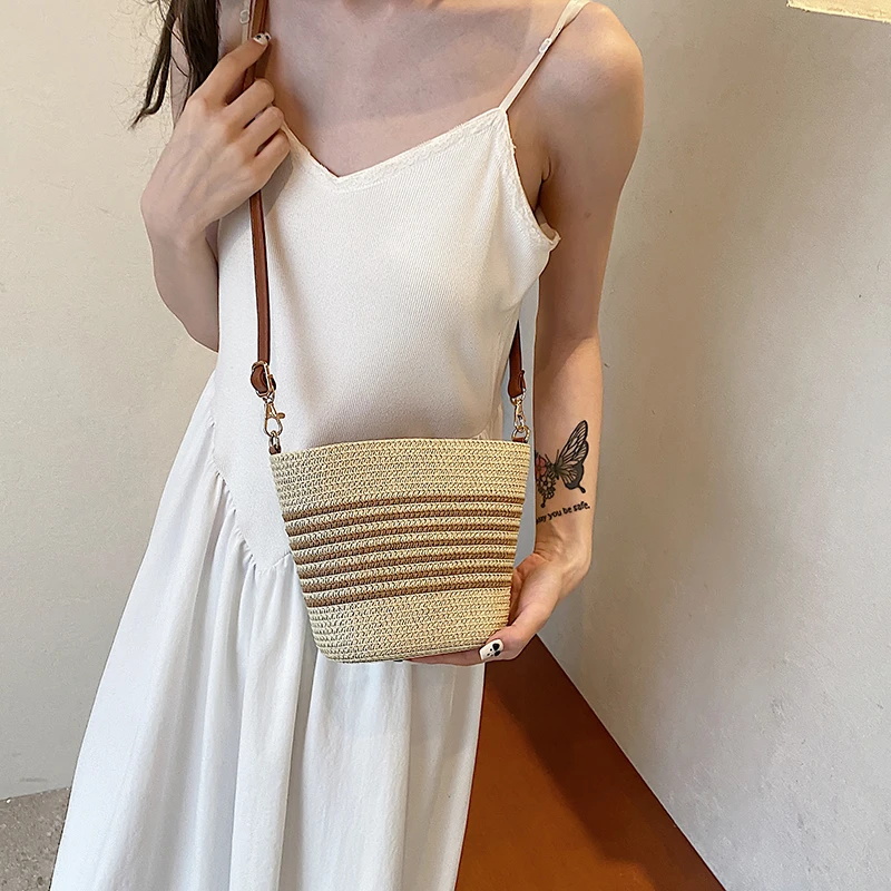清新甜美水桶包编织条纹斜挎包小众休闲夏天百搭草编包网红小包包