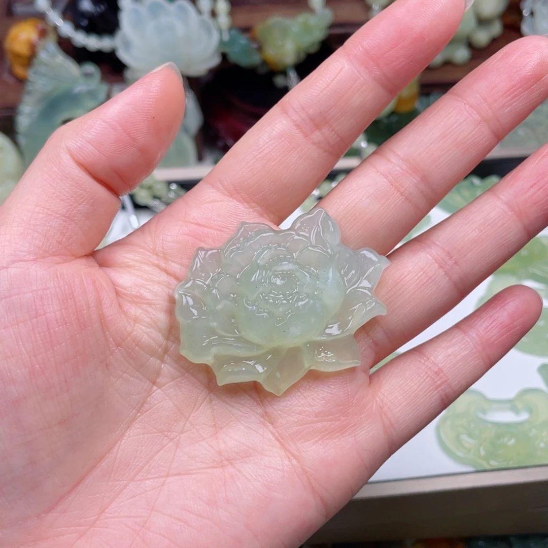 幸***猪蛇纹石玉未镶嵌颈饰