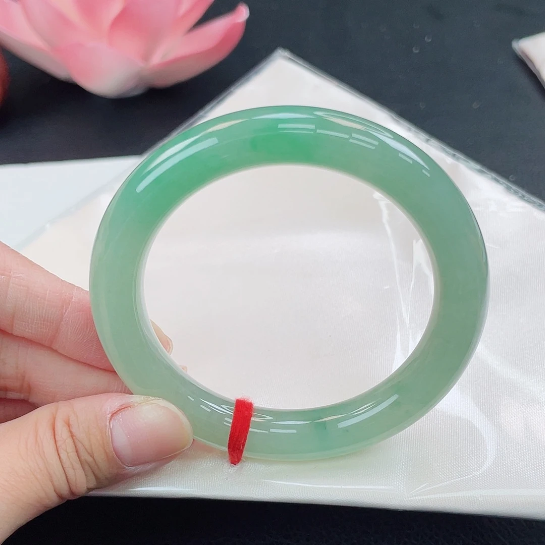 翡翠未镶嵌手镯辣绿色