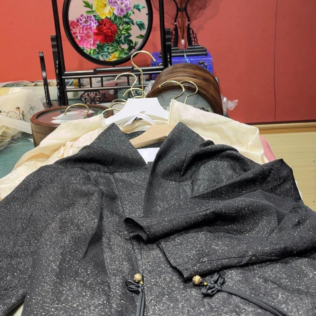 L***g刺绣纯手工。纯手工？