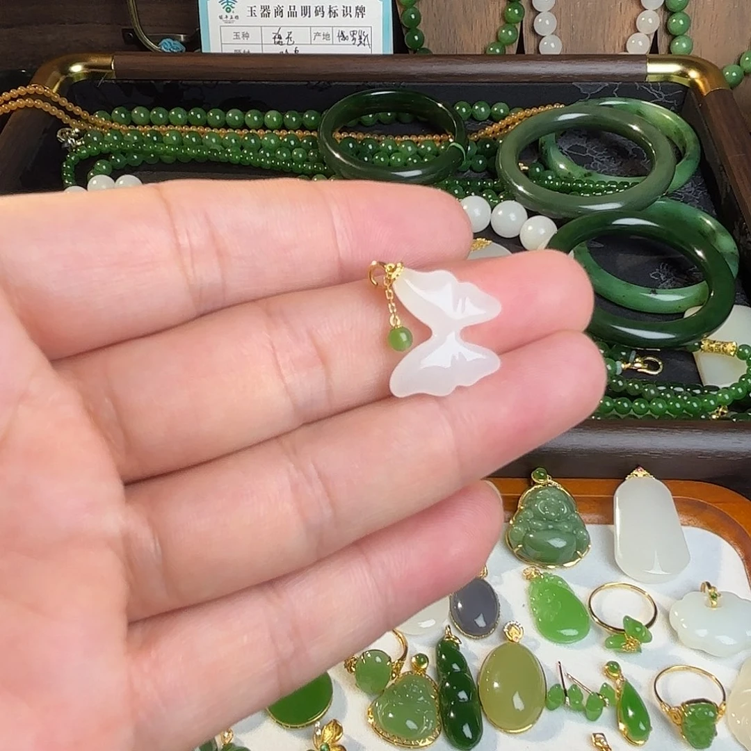 颈饰18K金镶嵌和田玉