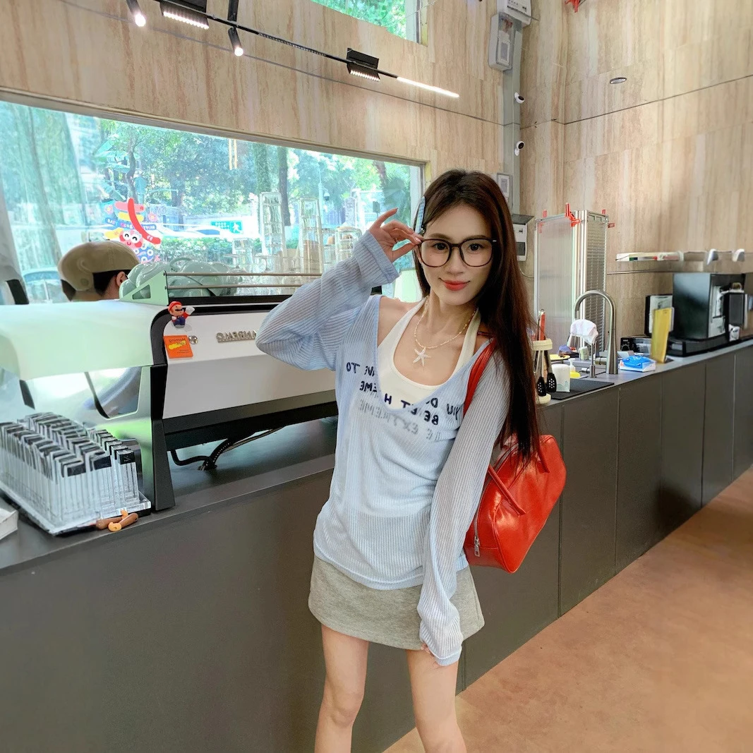 韩系甜妹简约内搭白色挂脖印花白色吊带背心蓝色镂空防晒罩衫套装