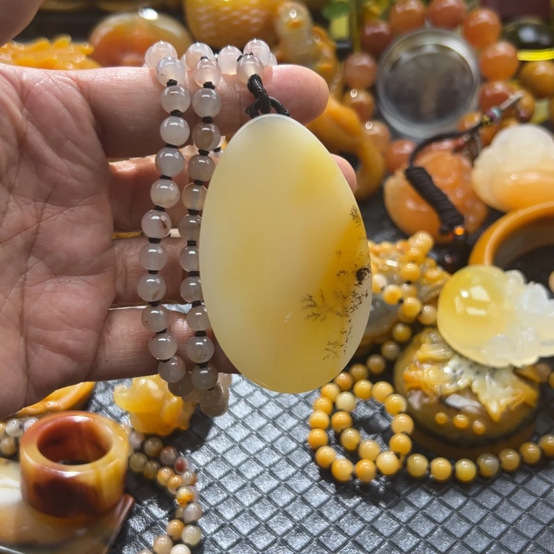 石英质玉未镶嵌颈饰