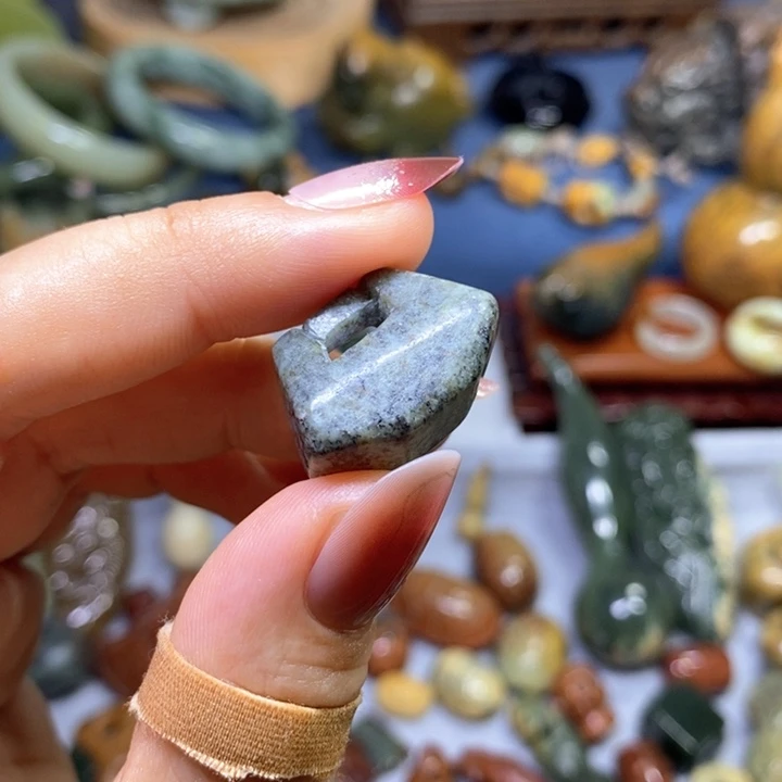 岫岩河磨玉（透闪石质玉）未镶嵌挂件锁