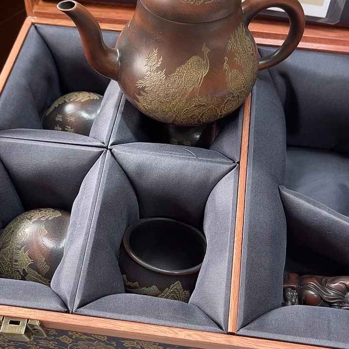 茶壶红泥原矿泥料手工制作的一把紫砂壶。