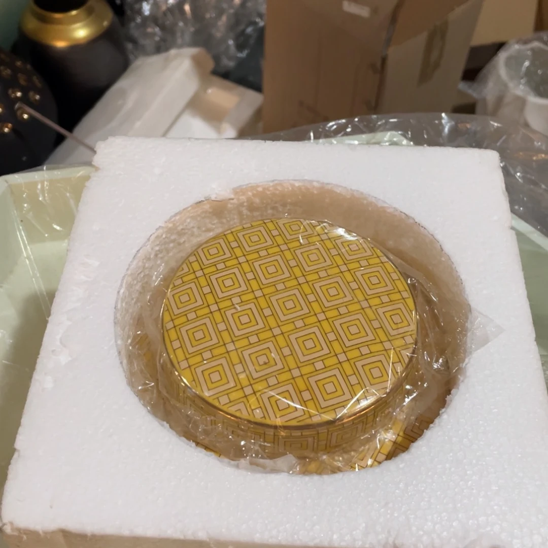 工艺品陶瓷摆件仿真花。