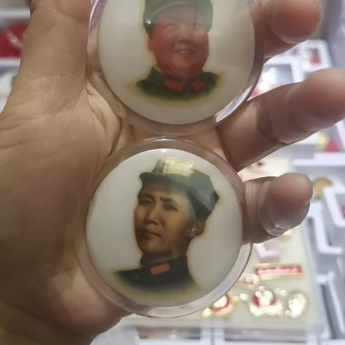 像章两枚，塑料材质，详情见图