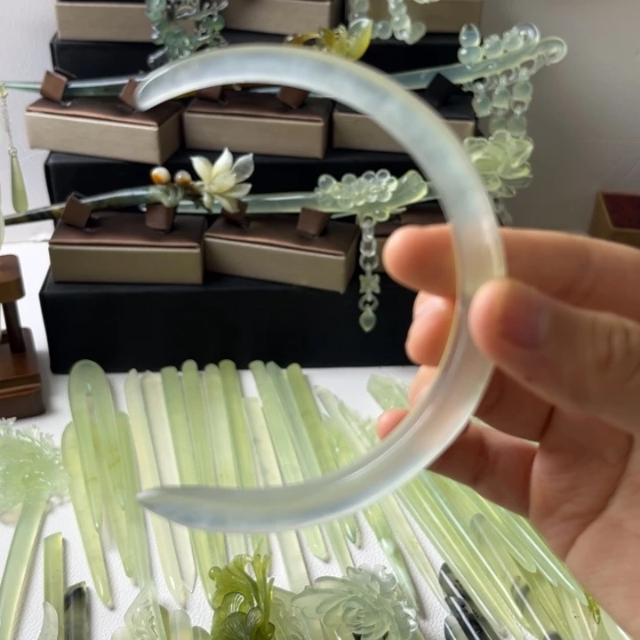 屈****蛇纹石玉未镶嵌发簪
