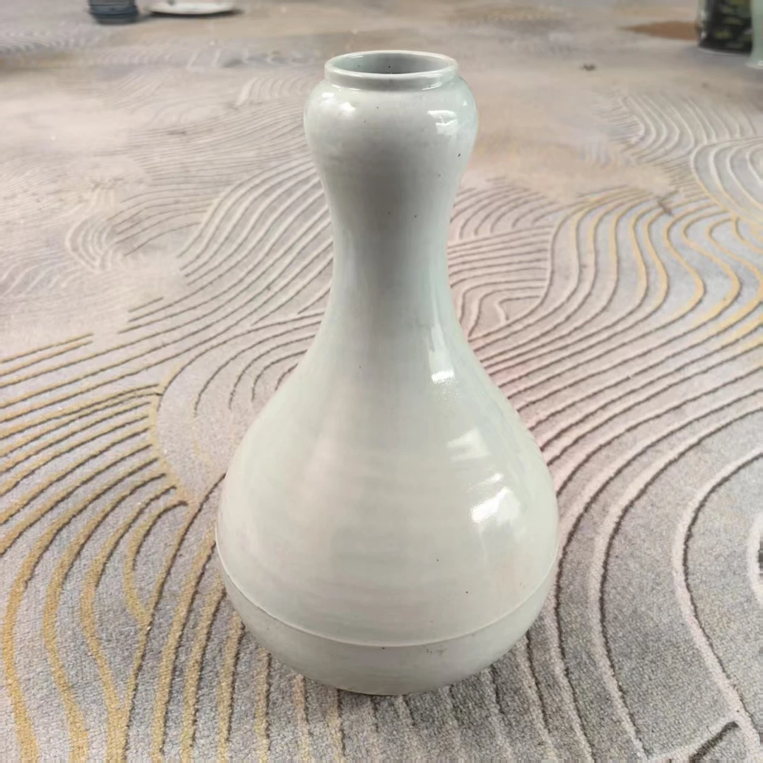 A0324清中期白釉蒜头瓶