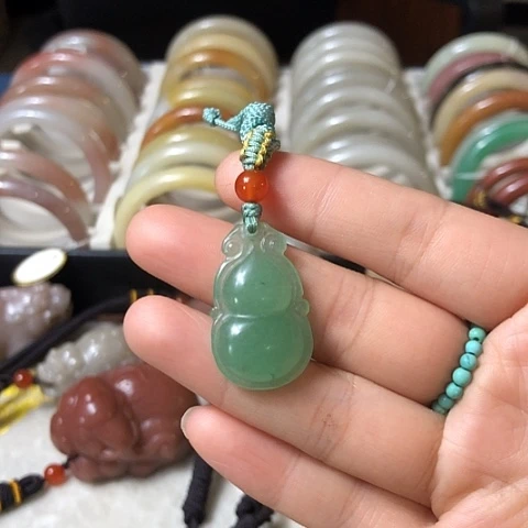 颈饰未镶嵌石英质玉