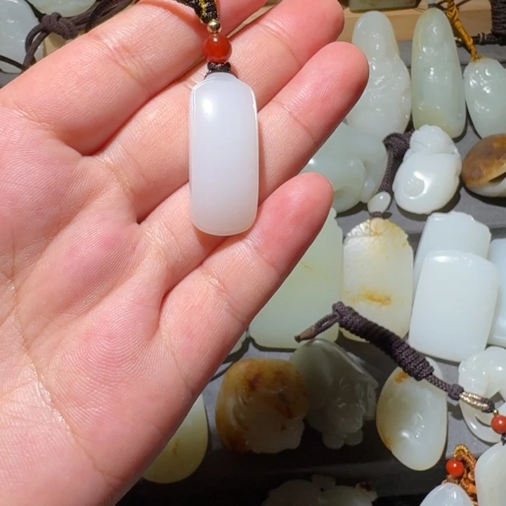 颈饰未镶嵌和田玉（白玉）