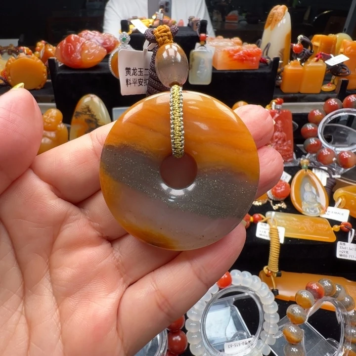 未镶嵌石英质玉（黄龙玉）颈饰