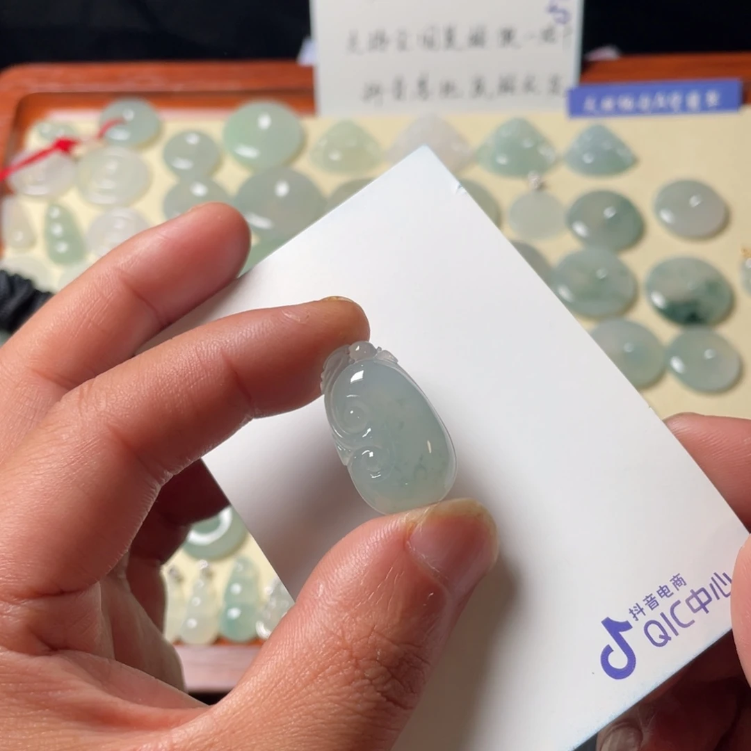 翡翠未镶嵌颈饰56678875467788