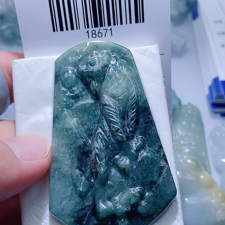翡翠未镶嵌颈饰一