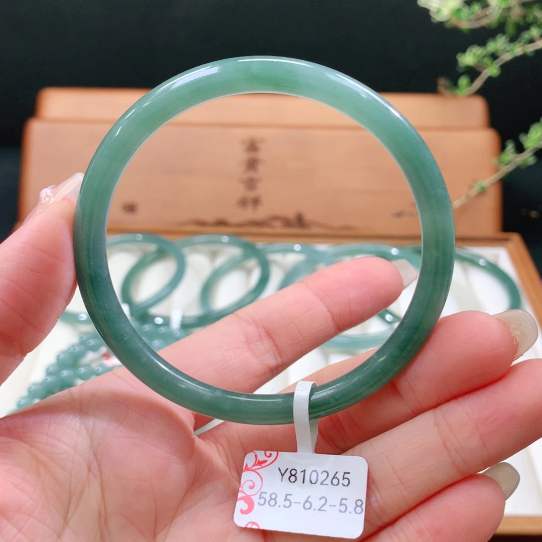 翡翠手镯未镶嵌天然