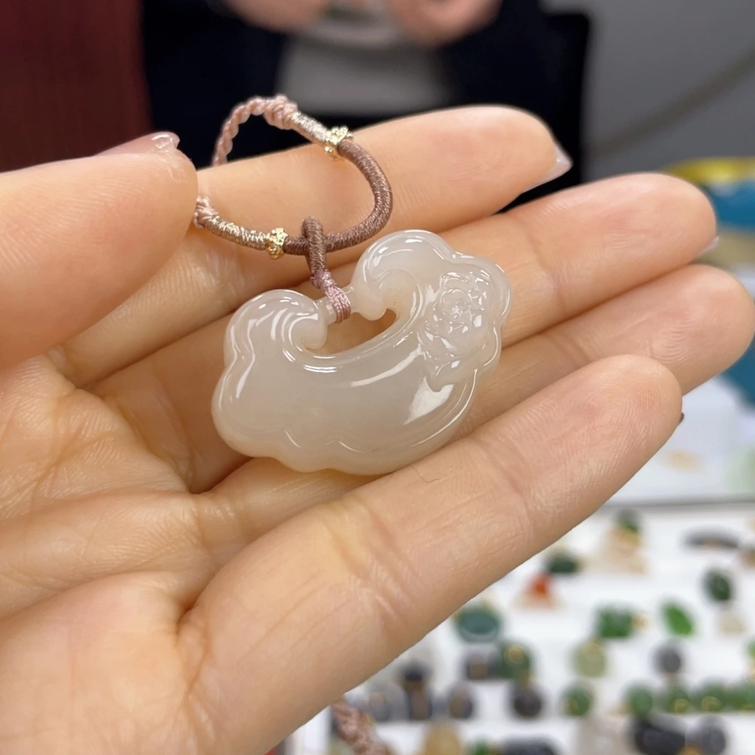 和田玉颈饰未镶嵌知***…