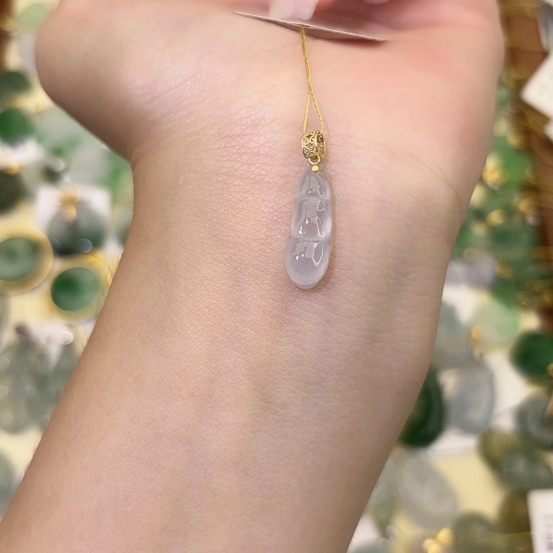 颈饰18K金镶嵌翡翠豆子