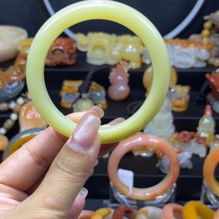 禹***羽石英质玉（黄龙玉）未镶嵌手镯