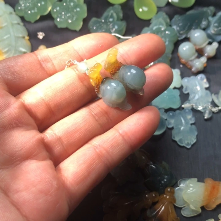 娟***n蛇纹石玉未镶嵌耳坠