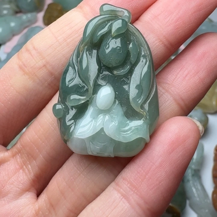 翡翠未镶嵌颈饰莲花悟道