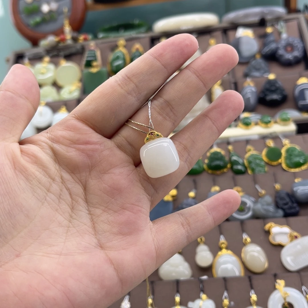 和田玉18K金镶嵌吊坠(赠链)