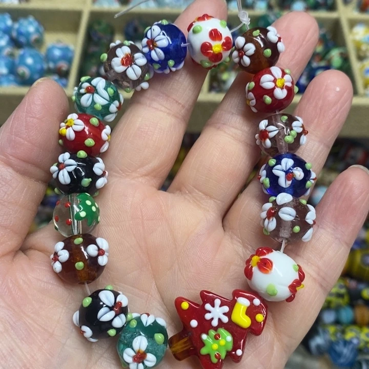 颈饰琉璃花朵灯宫