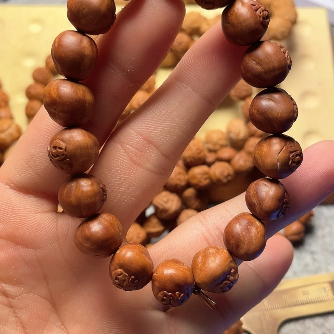 龙纹桃核雕刻横百福（色差）