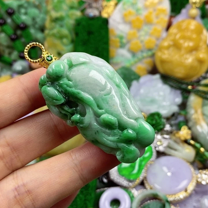 翡翠未镶嵌吊坠(赠链)