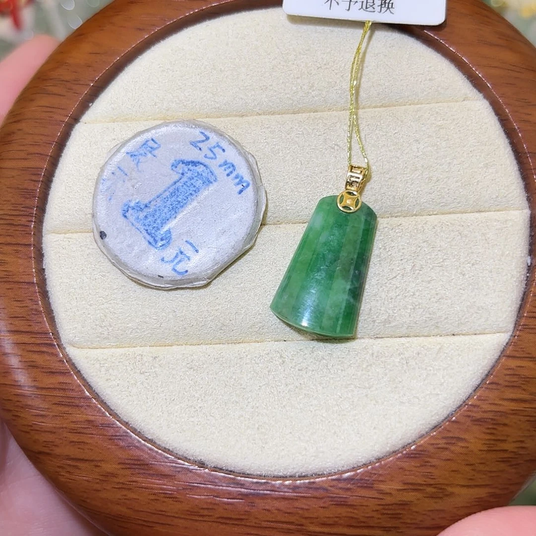 翡翠18K金镶嵌颈饰无事牌