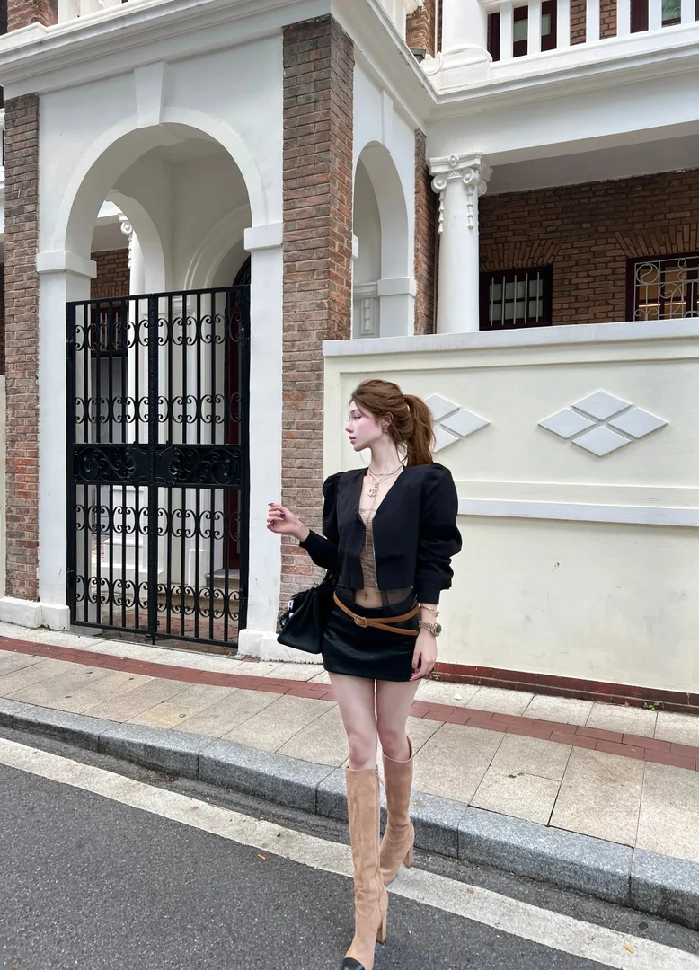 2025秋季新款时尚套装高级感气质开衫裸粉色抹胸黑色短皮裙三件套