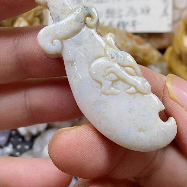 颈饰未镶嵌硅化珊瑚（珊瑚玉）有瑕