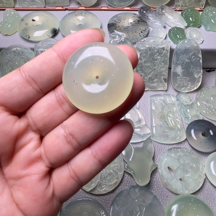 岫玉未镶嵌吊坠(赠链)