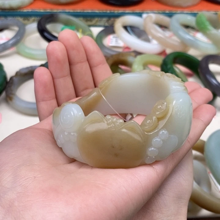 申***豹和田玉手镯未镶嵌