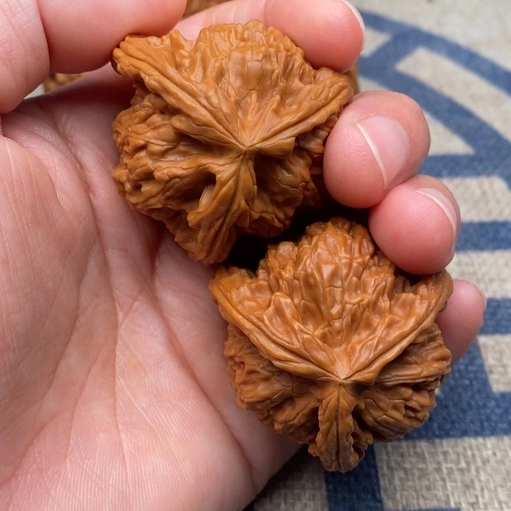 吊坠文玩核桃?**萱三棱