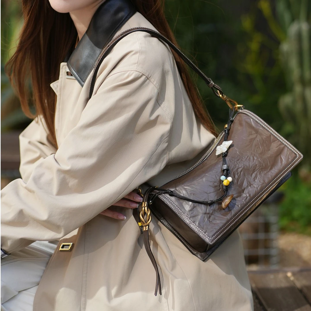 Fion/菲安妮【新年战包】时尚真皮款莫相离枕头斜挎包FAAFVMQ021