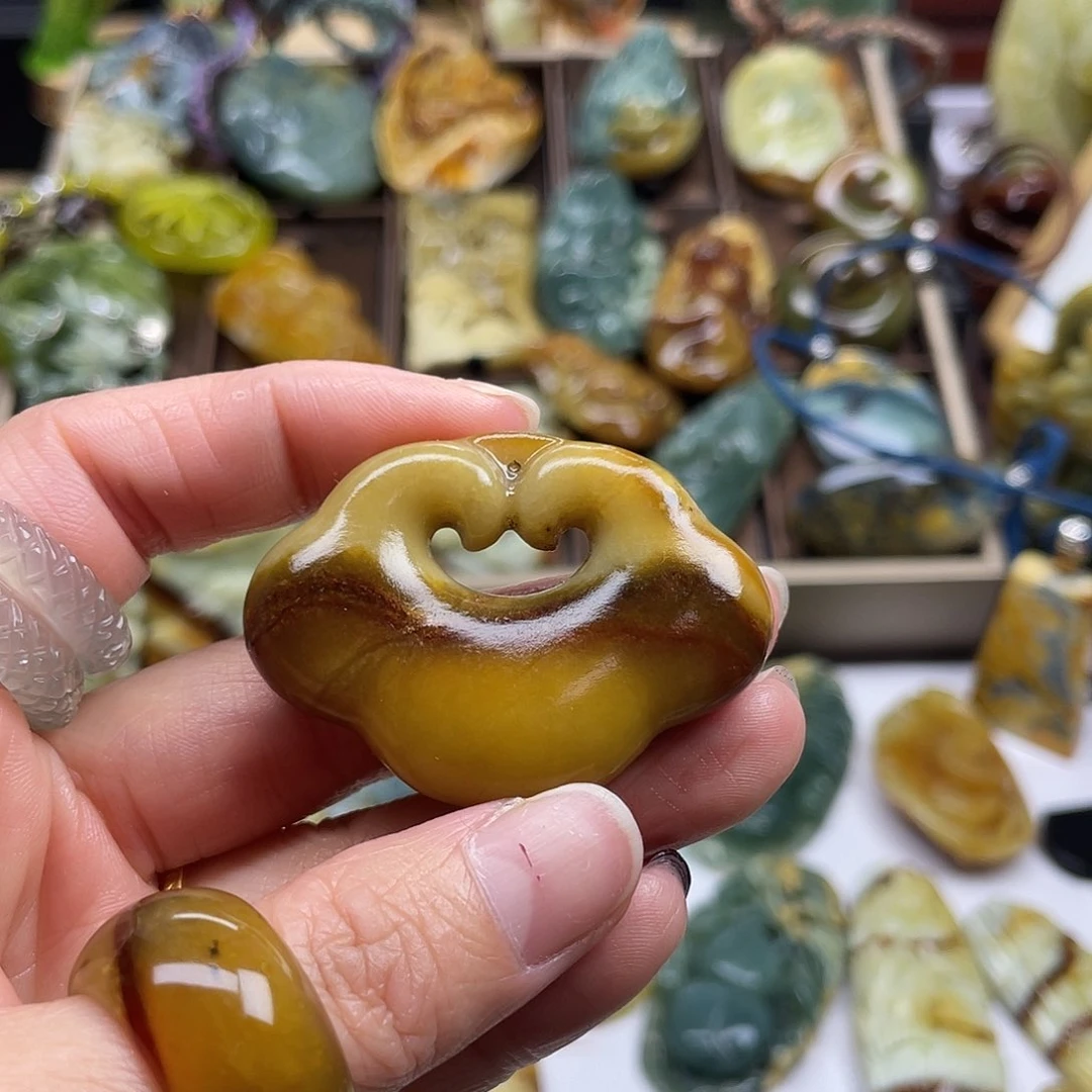 岫玉未镶嵌颈饰会**鱼花玉锁