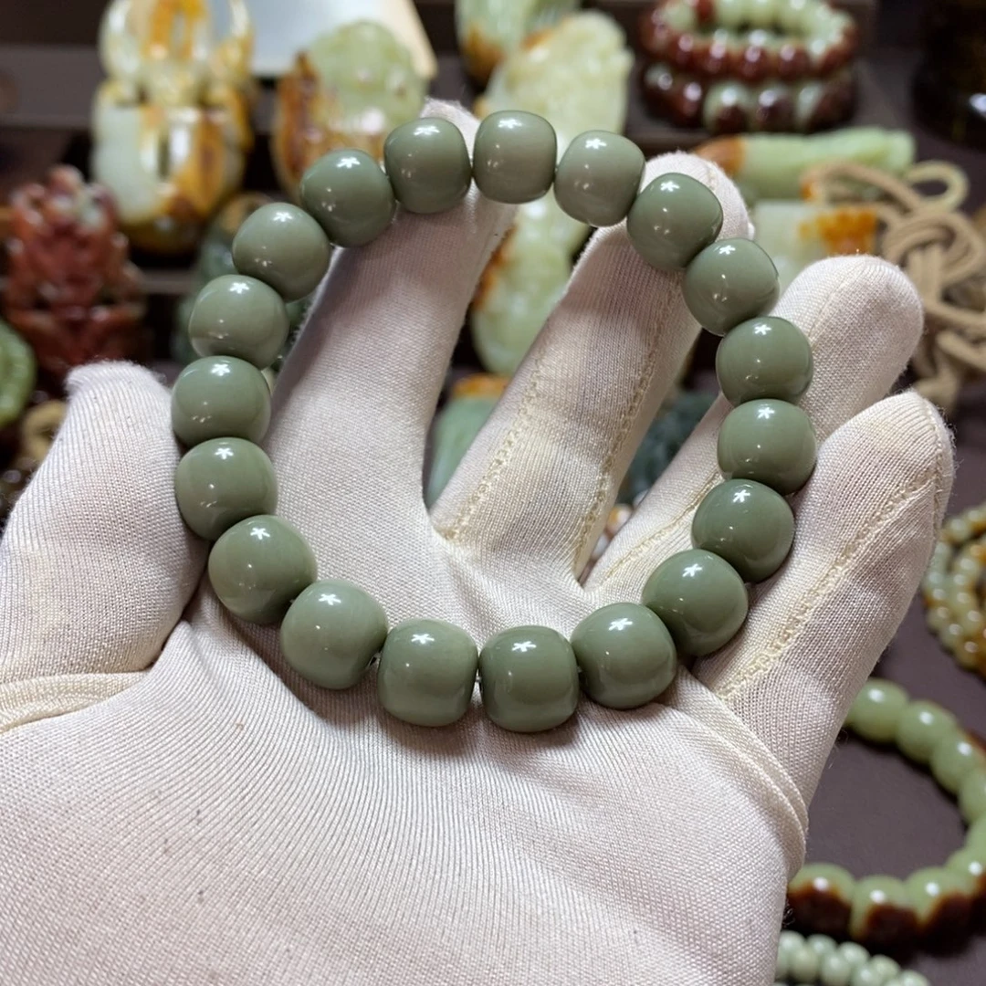 欢***贸透闪石质玉未镶嵌手链