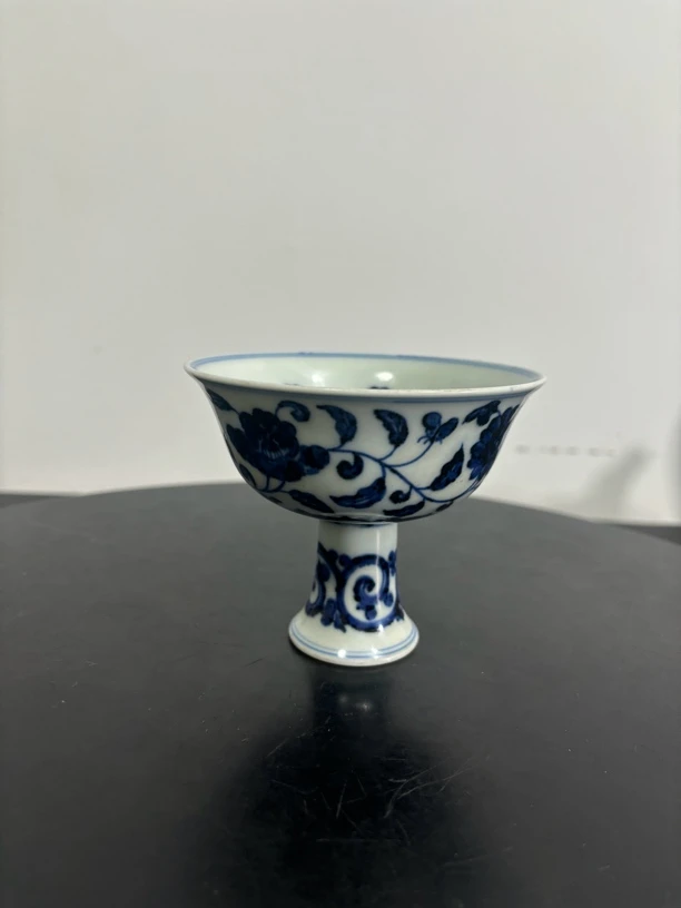 一个青花缠枝花卉纹高足杯