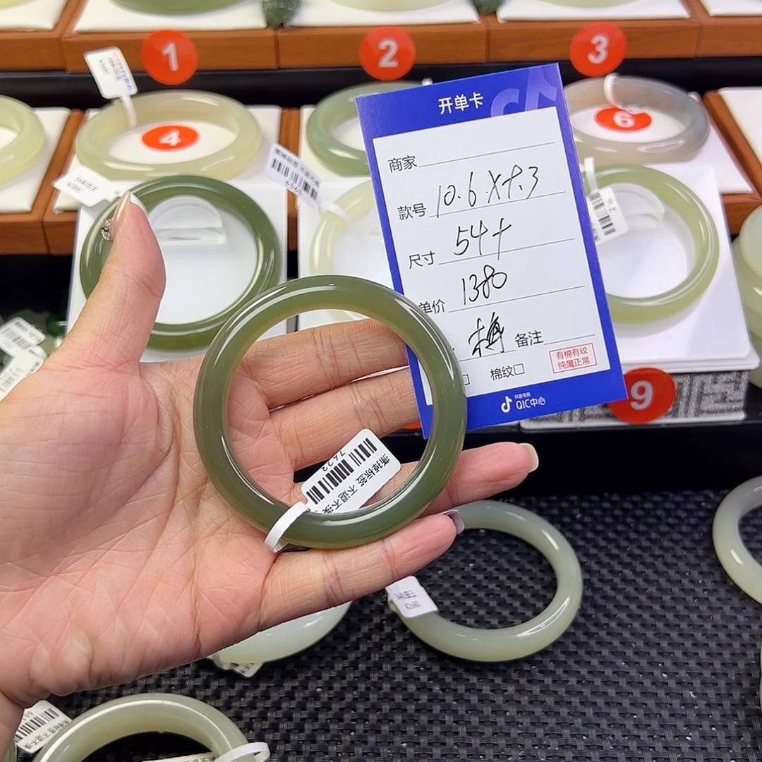 梅****未镶嵌手镯和田玉