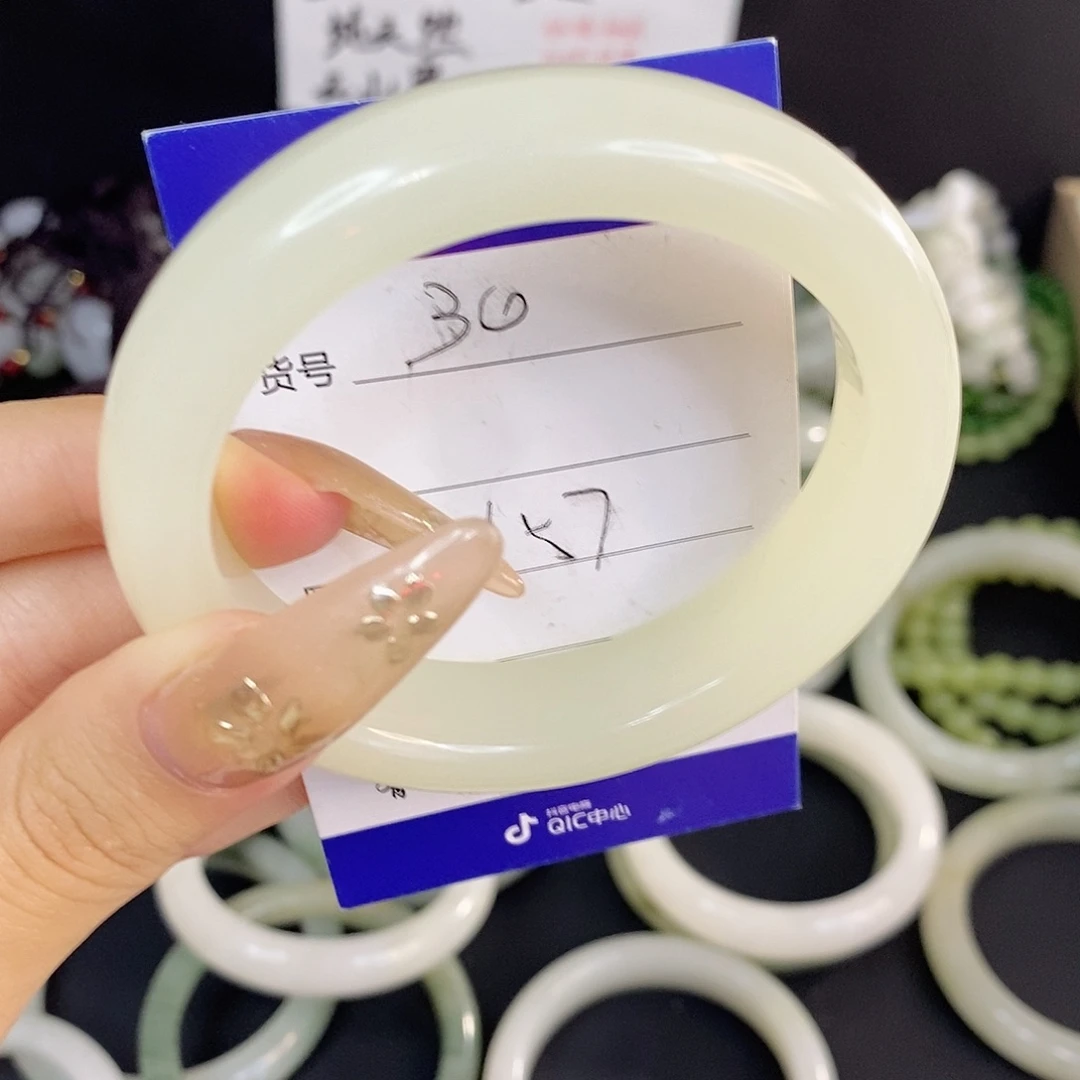 未镶嵌手镯石英质玉