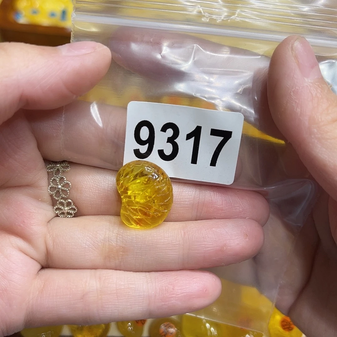 琥珀未镶嵌颈饰蜜蜡
