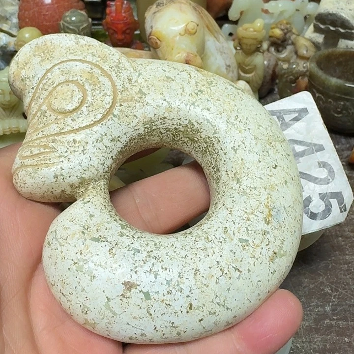 透闪石-蛇纹石玉未镶嵌颈饰