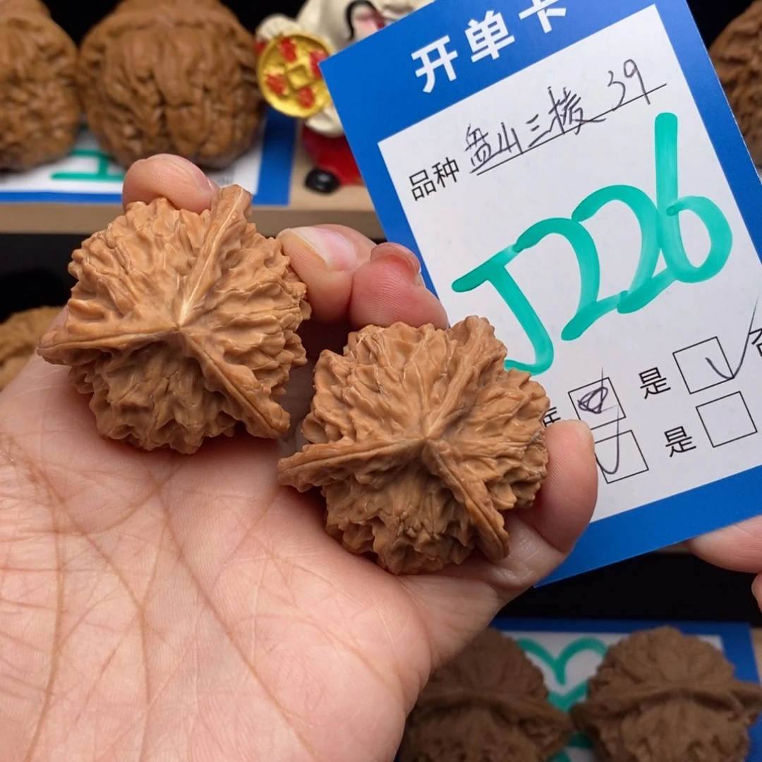 文玩核桃吊坠盘山三棱毕业品