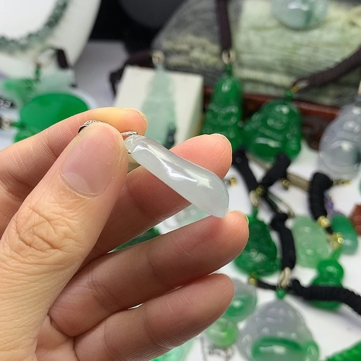 翡翠未镶嵌吊坠(赠链)