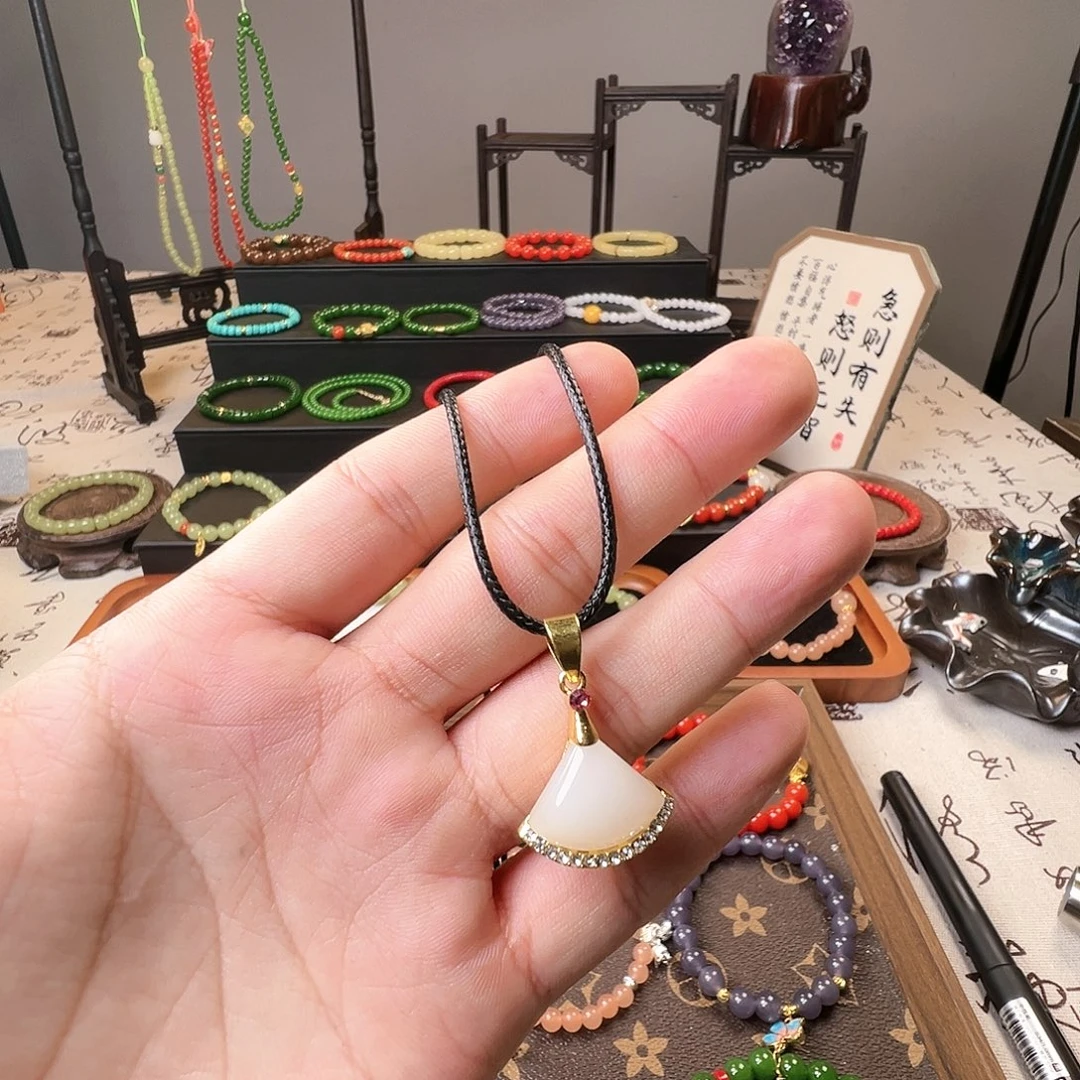 和田玉未镶嵌吊坠(赠链)脂白小裙子吊坠